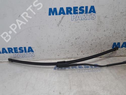 Used Front windshield wiper arm RENAULT CAPTUR I (J5_, H5_) 1.3 TCe 150 (J5NK, J5JS) (150 hp) 31439875