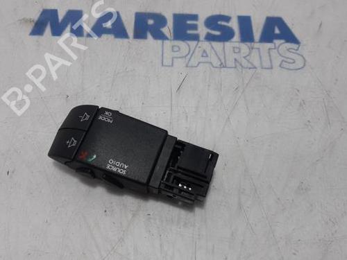switch-renault-trafic-iii-van-fg_-2014-31490132 main image