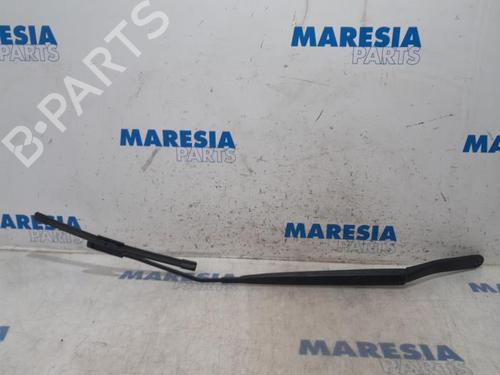 Used Front windshield wiper arm RENAULT CLIO IV Grandtour (KH_) 1.5 dCi 90 (KHN3, KHN4) (90 hp) 31524290