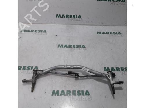 front-wipers-mechanism-renault-trafic-iii-van-fg_-2014-31461193 main image