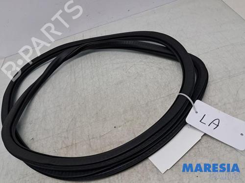 Used Rubber door seal PEUGEOT 2008 II (UD_, US_, UY_, UJ_, UR_, UC_) 1.2 PureTech 100 (USHNK) (101 hp) 32351517