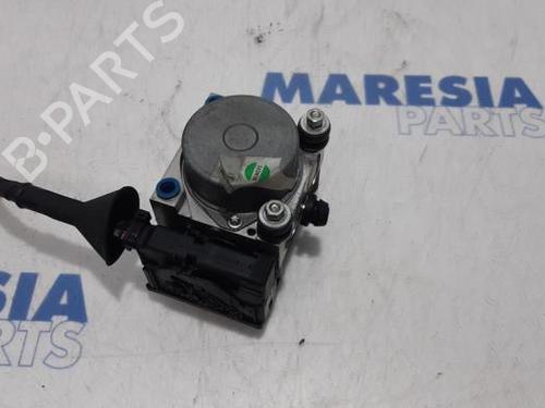 Used ABS pump RENAULT CLIO III Hatchback Van (SB_, SR_) 1.5 dCi (68 hp) 31438643