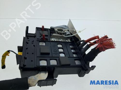 Used Fuse box Fuse box 37241562 37241562