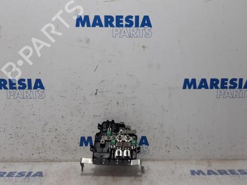 fuse-box-renault-master-iii-van-fv-2010-31459688 main image