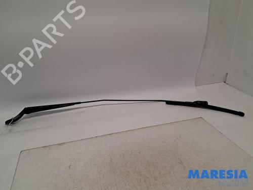 front-windshield-wiper-arm-renault-zoe-hatchback-van-bfm_-2019-31505804 main image