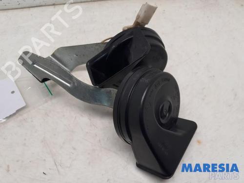 Used Horn PEUGEOT 3008 II SUV (MC_, MR_, MJ_, M4_) 1.2 THP/ PureTech 130 (MRHNSM, MRHNSU, MRHNSJ, MRHNYW,... (131 hp) 31465287