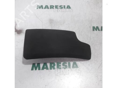 Used Armrest / Center console RENAULT MEGANE III Grandtour (KZ0/1) 1.5 dCi (KZ09, KZ0D, KZ1G, KZ29, KZ14, KZ1W, KZ10, KZ1F,... (110 hp) 31448098