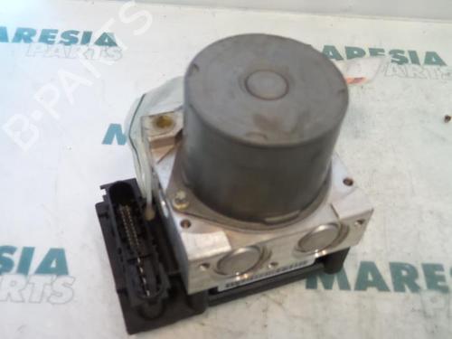 Used ABS pump RENAULT MEGANE II Estate (KM0/1_) 1.6 (113 hp) 31497886