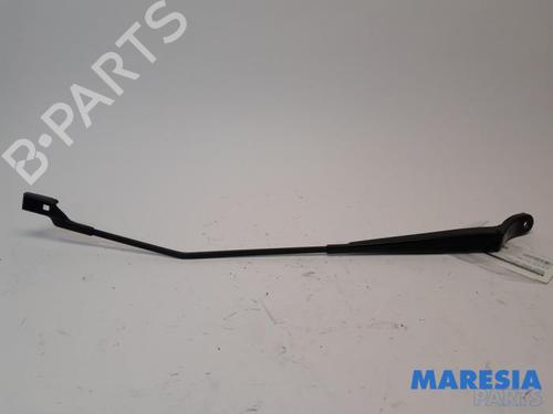 Used Front windshield wiper arm RENAULT TWINGO II (CN0_) 1.2 16V (CN04, CN0B) (75 hp) 31431174