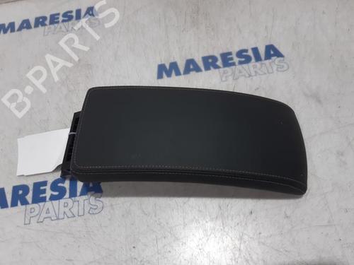 Used Armrest / Center console Armrest / Center console RENAULT MEGANE III Grandtour (KZ0/1) 1.5 dCi (KZ09, KZ0D, KZ1G, KZ29, KZ14, KZ1W, KZ10, KZ1F,... (110 hp) 31494867 31494867