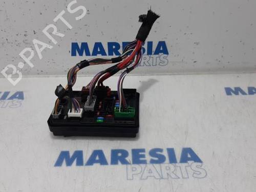Used Fuse box RENAULT CLIO V (B7_) 1.0 TCe 100 (B7MT) (101 hp) 31383329