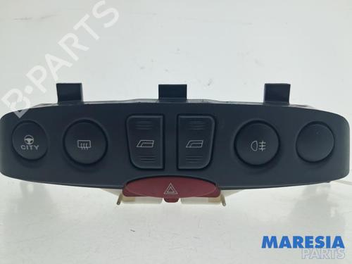 Interruttore Interruttore FIAT PUNTO (188_) 1.2 16V 80 (188.233, .235, .253, .255, .333, .353, .639,... (80 hp) 39725976 39725976