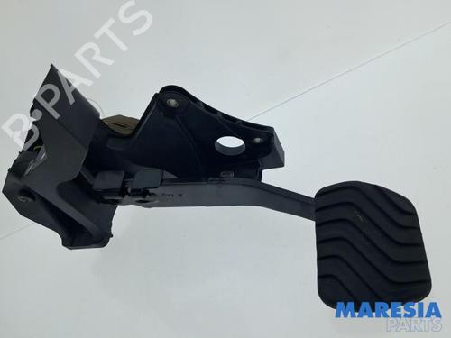 Used Break pedal Break pedal RENAULT CAPTUR II (HF_) TCe 160 (HFN1) (158 hp) 39932819 39932819