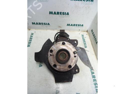 Used Right front steering knuckle RENAULT ESPACE III (JE0_) 2.0 (139 hp) 31476904