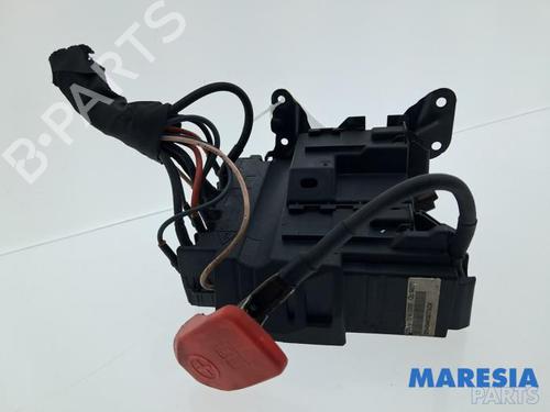 Used Fuse box Fuse box PEUGEOT 308 II (LB_, LP_, LW_, LH_, L3_) 1.6 THP 125 (125 hp) 33296182 33296182