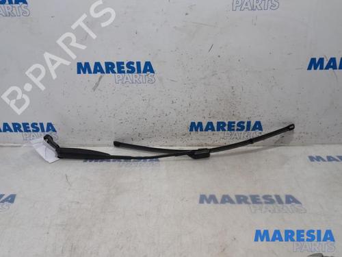 Used Front windshield wiper arm FIAT 500 (312_) 1.2 (312AXA1A) (69 hp) 31483861
