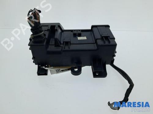 Used Fuse box Fuse box 36879995 36879995
