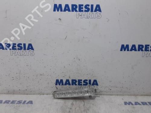 Højre positionslygte PEUGEOT 308 SW II (LC_, LJ_, LR_, LX_, L4_) 1.6 BlueHDi 120 (120 hp) 31530856