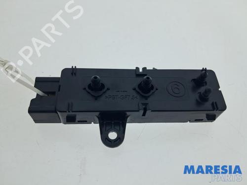 Used Switch Switch RENAULT CAPTUR II (HF_) TCe 160 (HFN1) (158 hp) 39932906 39932906