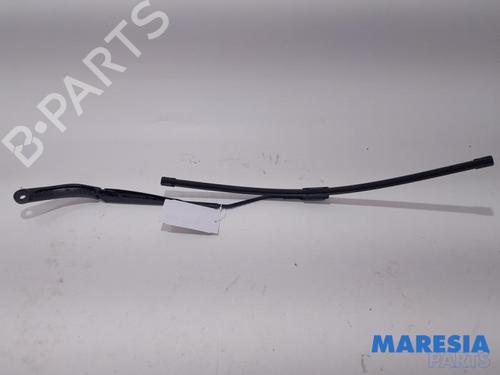 Used Front windshield wiper arm RENAULT CAPTUR I (J5_, H5_) 0.9 TCe 90 (90 hp) 31441117