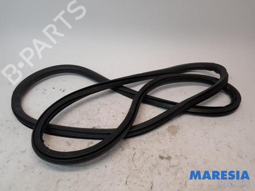 Used Rubber door seal CITROËN C4 Picasso II 1.2 THP 130 (130 hp) 31477998