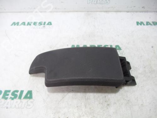 Used Armrest / Center console RENAULT MEGANE III Coupe (DZ0/1_) 1.6 16V (DZ0U, DZ1B, DZ1H) (110 hp) 31452344