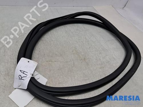 Used Rubber door seal PEUGEOT 3008 II SUV (MC_, MR_, MJ_, M4_) Hybrid (224 hp) 32351568