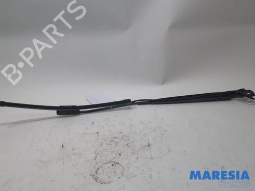 Used Front windshield wiper arm CITROËN C4 CACTUS 1.6 BlueHDi 100 (99 hp) 31524557