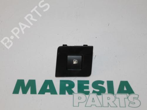 switch-peugeot-407-coupe-6c_-2005-31511003 main image