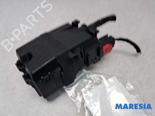 Used Fuse box Fuse box PEUGEOT 208 II (UB_, UP_, UW_, UJ_) 1.2 Hybrid 136 (UPHPYK) (136 hp) 39932412 39932412