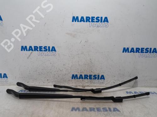 Used Front windshield wiper arm DS DS 3 / DS 3 CROSSBACK (UR_, UC_, UJ_) 1.2 PureTech 130 (URHNSS) (131 hp) 31493910