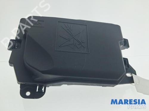 Used Fuse box RENAULT CLIO V (B7_) 1.0 TCe 100 (B7MT) (101 hp) 32783863