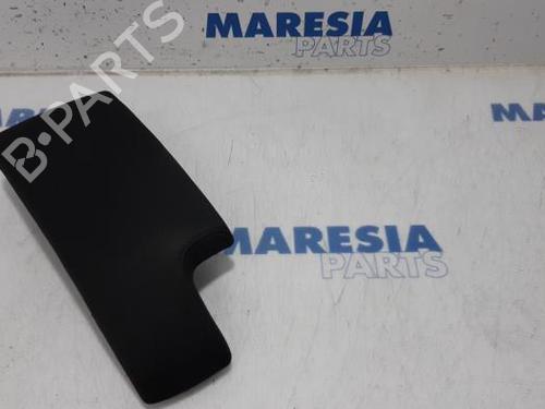 Used Armrest / Center console RENAULT MEGANE III Grandtour (KZ0/1) 1.5 dCi (KZ09, KZ0D, KZ1G, KZ29, KZ14, KZ1W, KZ10, KZ1F,... (110 hp) 31523313