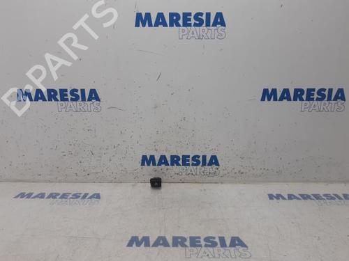Used Warning switch PEUGEOT 208 I (CA_, CC_) 1.0 VTi (68 hp) 31426178