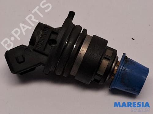 Used Injector RENAULT ESPACE III (JE0_) 3.0 V6 24V (JE0G, JE0R) (190 hp) 31435390