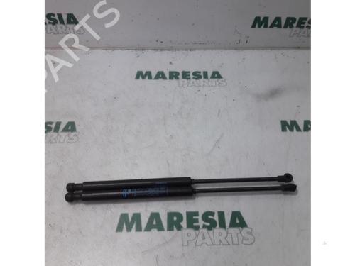 Used Tailgate lift support ALFA ROMEO GT (937_) 1.9 JTD (937CXN1B) (150 hp) 31421259