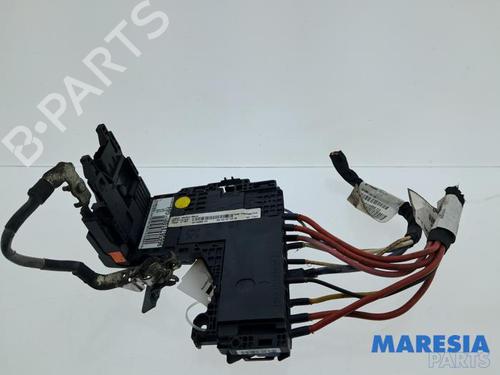 Used Fuse box Fuse box 36881792 36881792