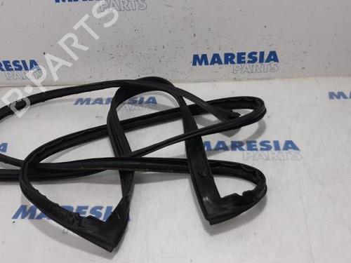 Used Rubber door seal FIAT 500 C (312_) 1.2 (312CXA1A, 312AXA1A) (69 hp) 31529736