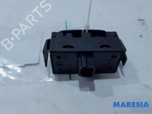 bouton-de-warning-renault-trafic-iii-van-fg_-2014-31440949 main image