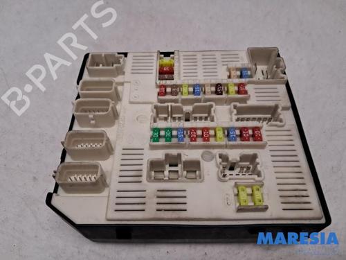Used Fuse box RENAULT MEGANE III Grandtour (KZ0/1) 2.0 CVT (KZ0G, KZ1P) (140 hp) 31404806
