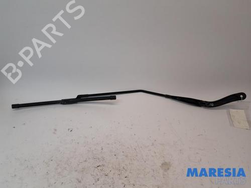 front-windshield-wiper-arm-renault-trafic-iii-van-fg_-2014-31457868 main image