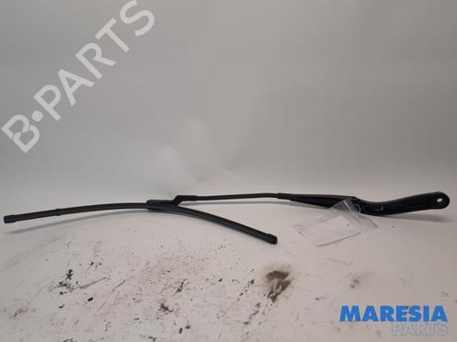 front-windshield-wiper-arm-renault-trafic-iii-van-fg_-2014-31406116 main image