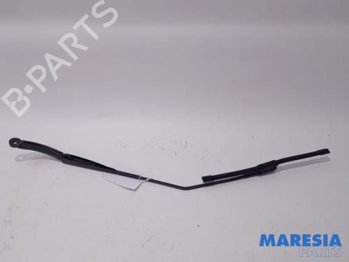 Used Front windshield wiper arm RENAULT CAPTUR I (J5_, H5_) 0.9 TCe 90 (90 hp) 31483622
