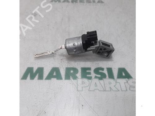 Used Ignition barrel PEUGEOT 5008 (0U_, 0E_) 1.6 HDi (112 hp) 31481589