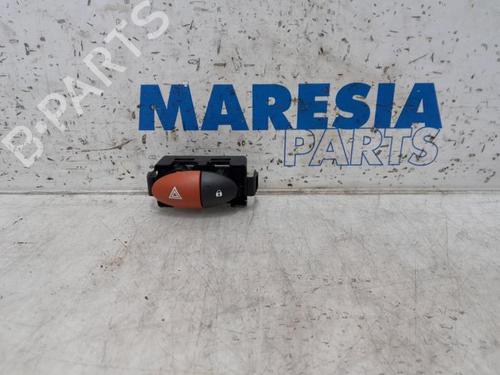 Used Warning switch RENAULT TWINGO II (CN0_) 1.2 16V (CN0K, CN0V, CN0A) (76 hp) 31466358