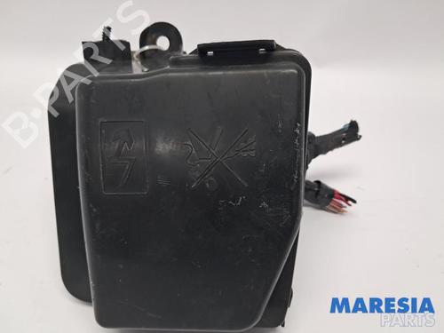 Used Fuse box Fuse box 37524018 37524018