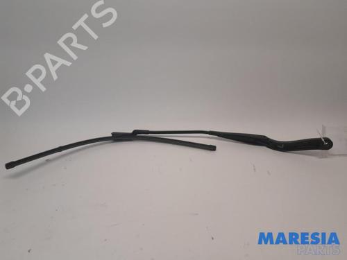 front-windshield-wiper-arm-renault-trafic-iii-van-fg_-2014-31408696 main image
