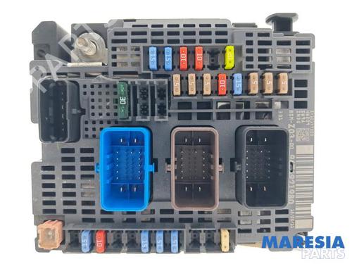 Used Fuse box Fuse box 37875733 37875733