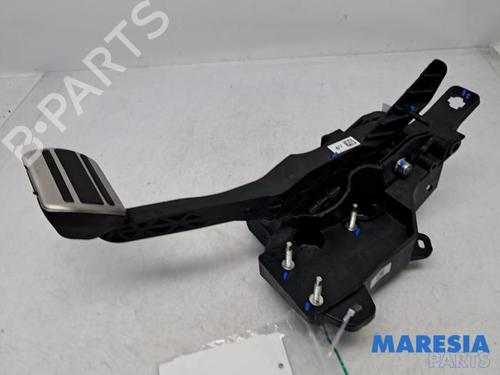 Used Break pedal Break pedal PEUGEOT 208 II (UB_, UP_, UW_, UJ_) 1.2 Hybrid 136 (UPHPYK) (136 hp) 39932389 39932389