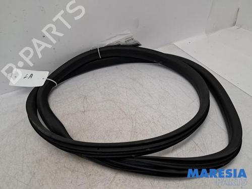 Used Rubber door seal RENAULT CLIO IV (BH_) 0.9 TCe 90 (BHNF, BHMA, BHMH, BHJK, BHJR) (90 hp) 31392427